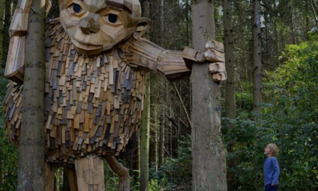 Cảm hứng ý tưởng từ những bức tượng gỗ "khổng lồ" ở Đan Mạch