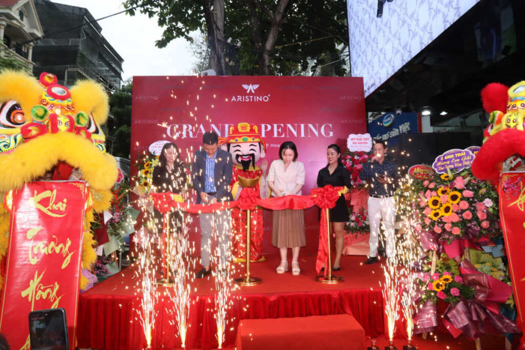 khai-truong-showroom-tron-goi-gia-hop-ly