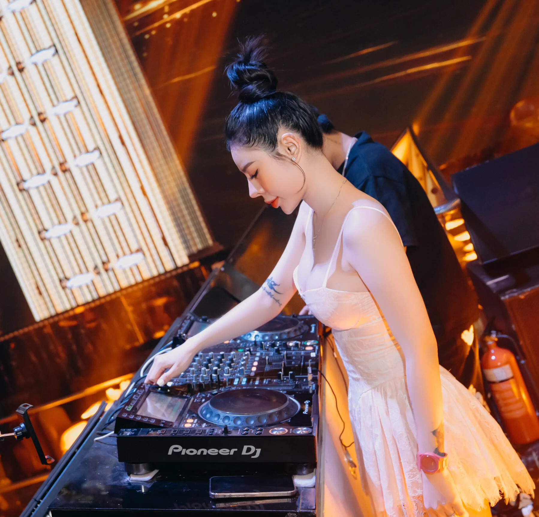 Khảo sát Giá thuê DJ tiệc cưới