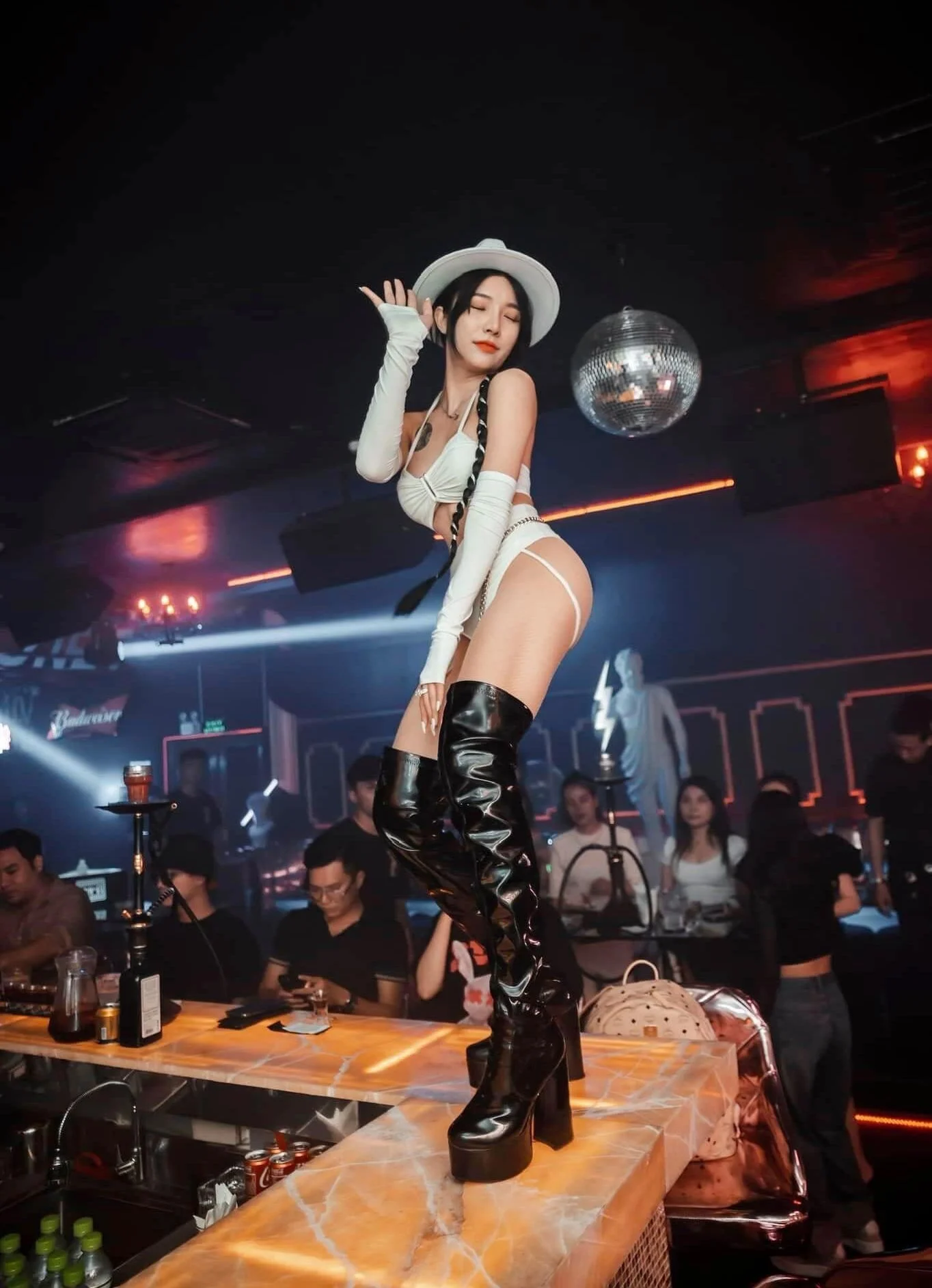 Đội Ngũ Dancer Chuyên Nghiệp và Đa Dạng