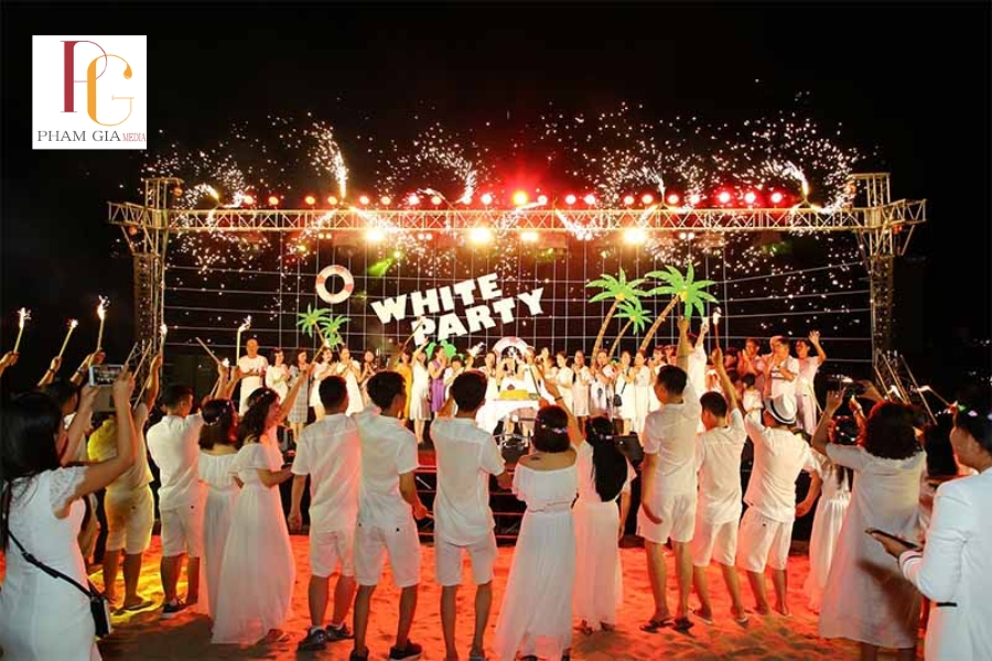 Thiết bị trình chiếu và hiệu ứng trong âm thanh ánh sáng tiệc cuối năm