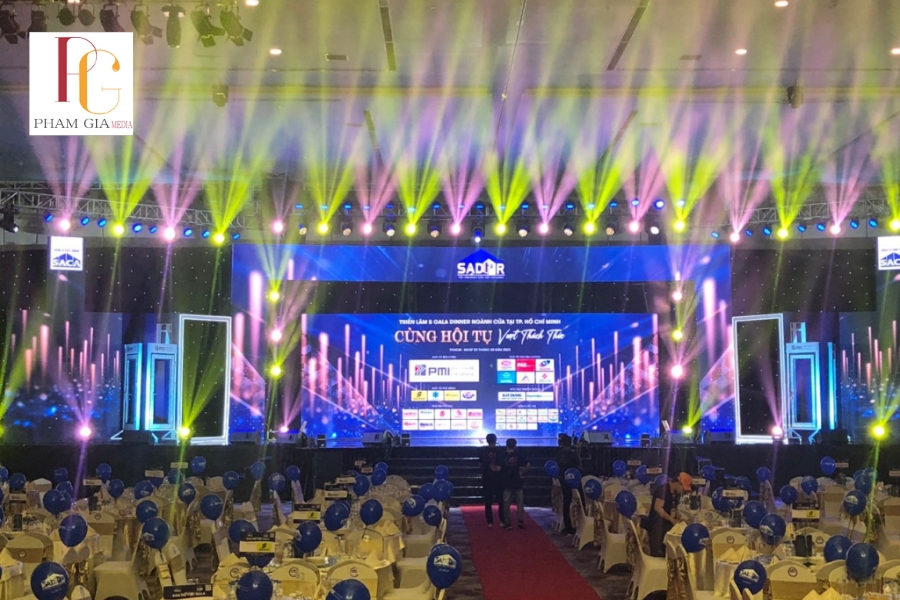 Hệ thống ánh sáng tiệc cuối năm không thể thiếu