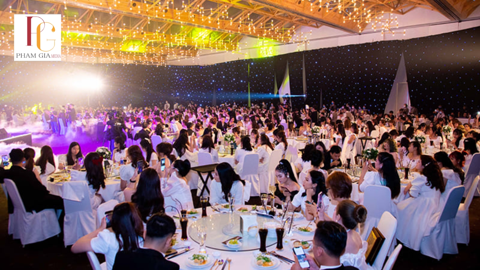 Báo giá tổ chức tiệc cuối năm gồm những chi phí nào?