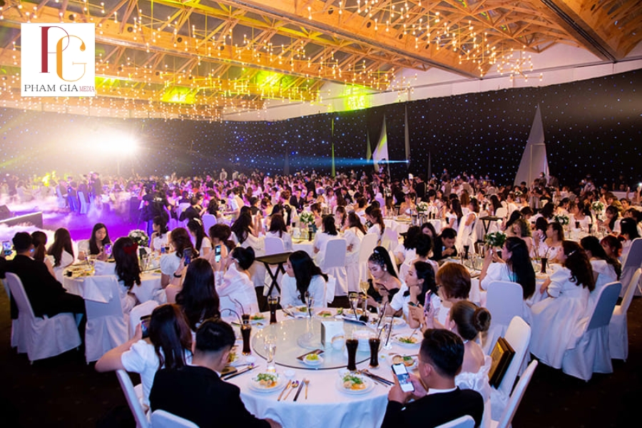 Các yếu tố ảnh hưởng trực tiếp đến chi phí tổ chức tiệc cuối năm