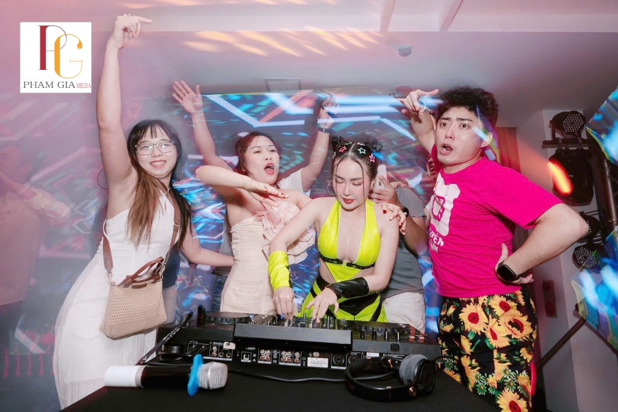 Hệ thống Dj party ánh sáng gồm những gì?