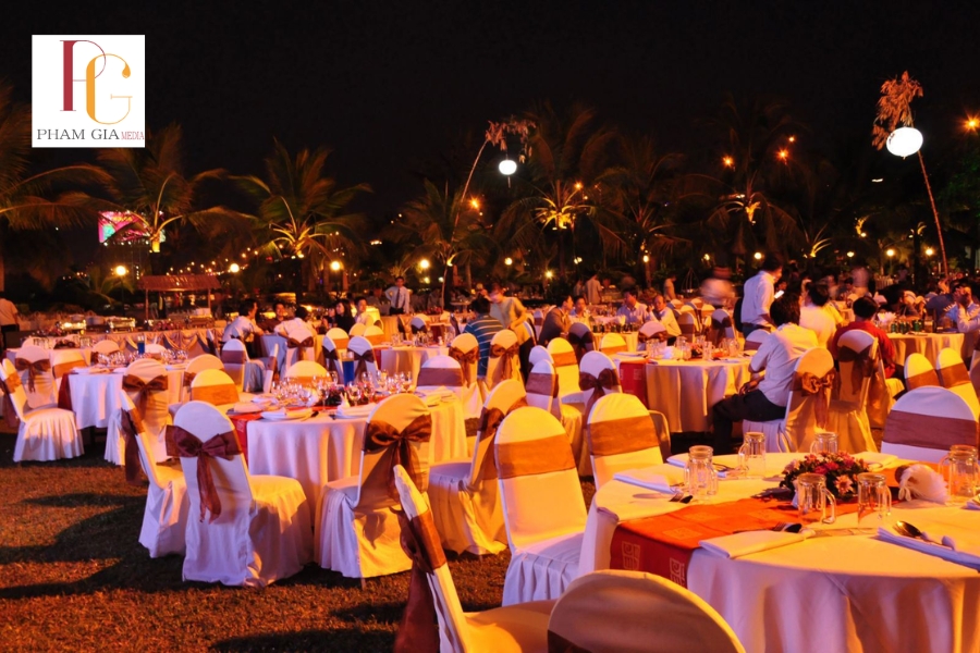 Lưu ý khi tổ chức tiệc cuối năm về địa điểm và thời gian