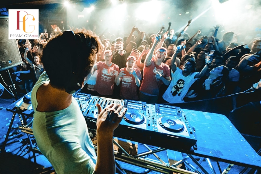 Quy Trình Tổ Chức DJ Party Chủ Đề Chuyên Nghiệp