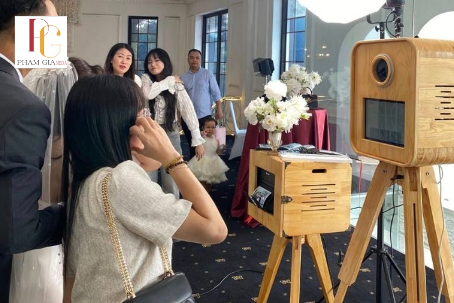 Lợi ích khi sử dụng Booth chụp hình tiệc cuối năm cho doanh nghiệp