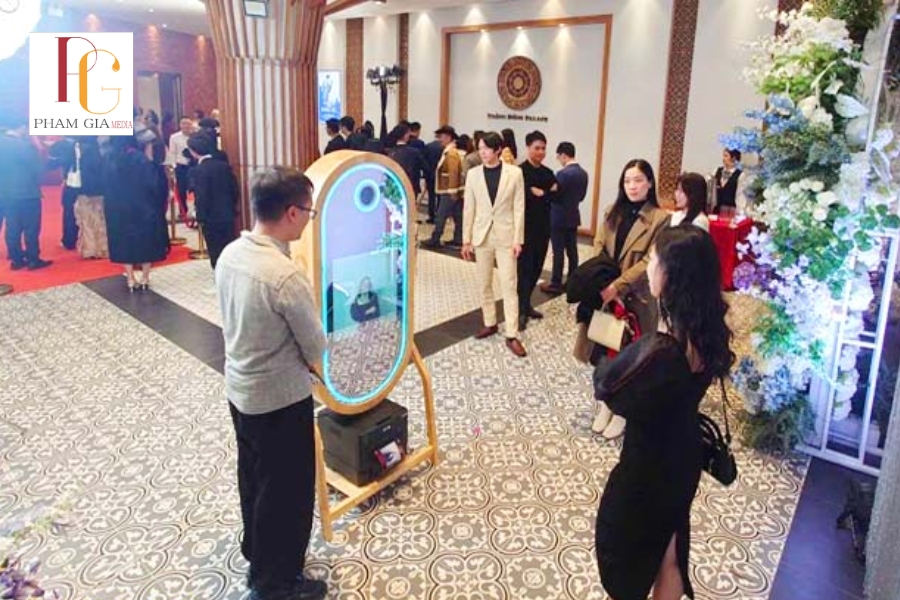 Booth chụp hình tiệc cuối năm là gì và vai trò trong sự kiện