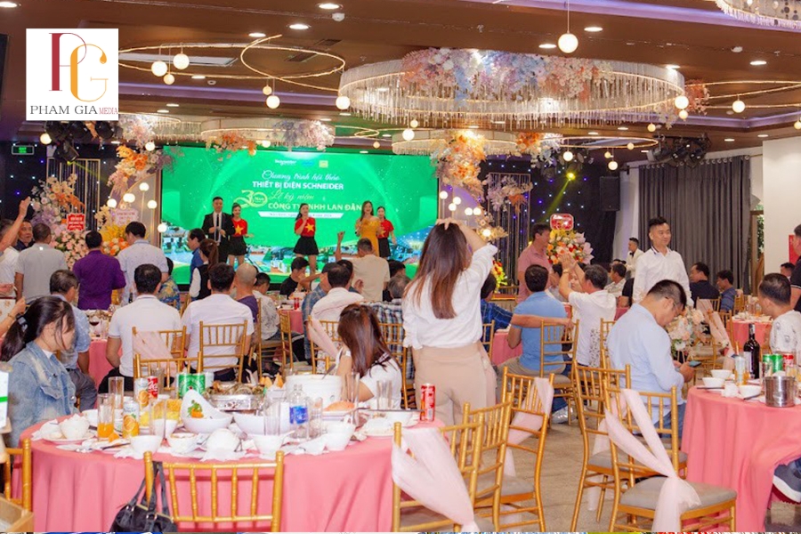 Ưu và nhược điểm của từng loại công ty tổ chức tiệc cuối năm