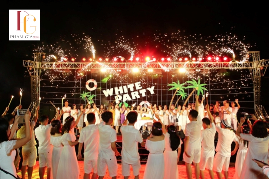 Các phong cách dẫn chương trình Year End Party phổ biến