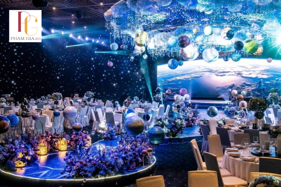 Trang Trí Year End Party với sân khấu sang trọng