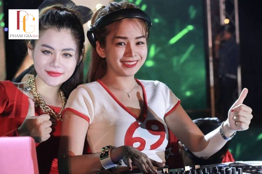Vai trò của DJ Hot Girl trong việc thu hút và giữ chân khách hàng tại sự kiện