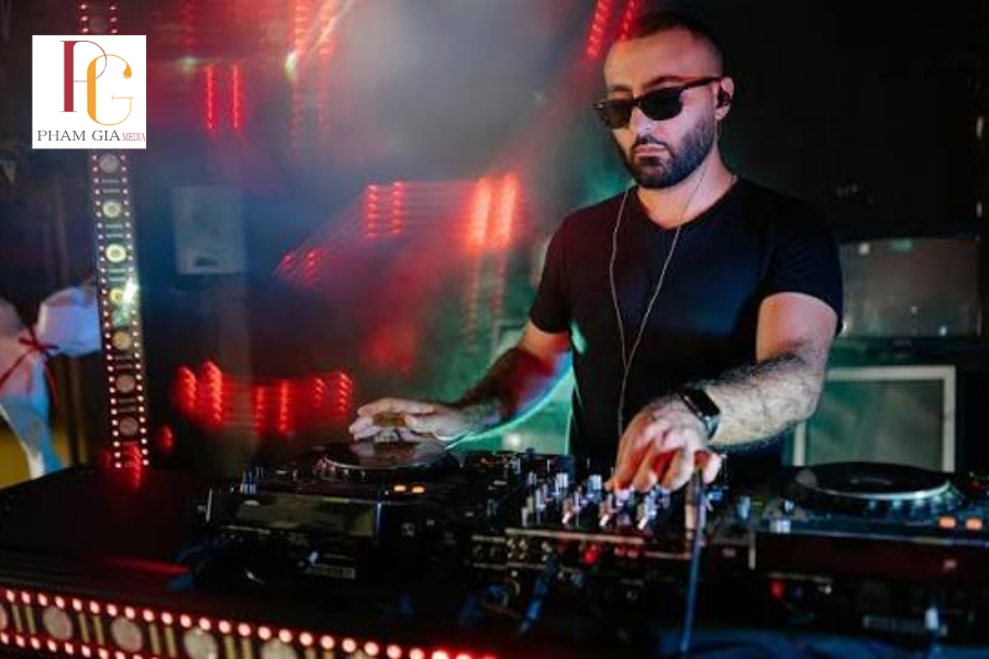 Vì sao DJ Deep House Thuê phù hợp với không gian lounge?