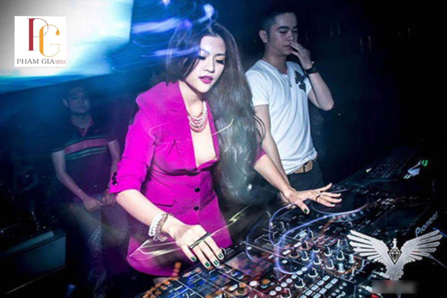 Vì sao DJ Techno thuê trở thành lựa chọn hàng đầu cho các buổi tiệc?