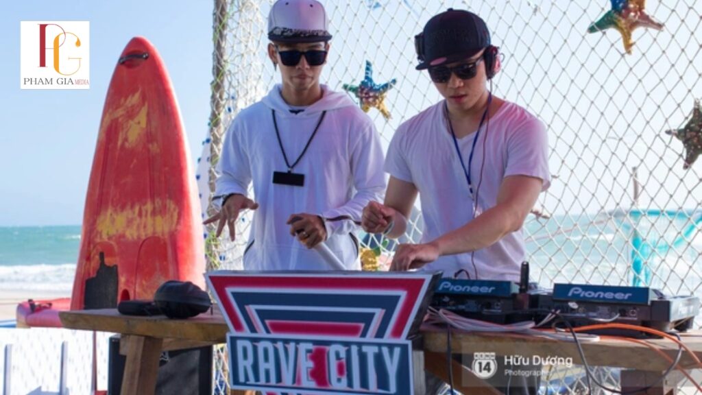 Thuê DJ Beach Party – Sôi Động Cho Tiệc Biển Mùa Hè