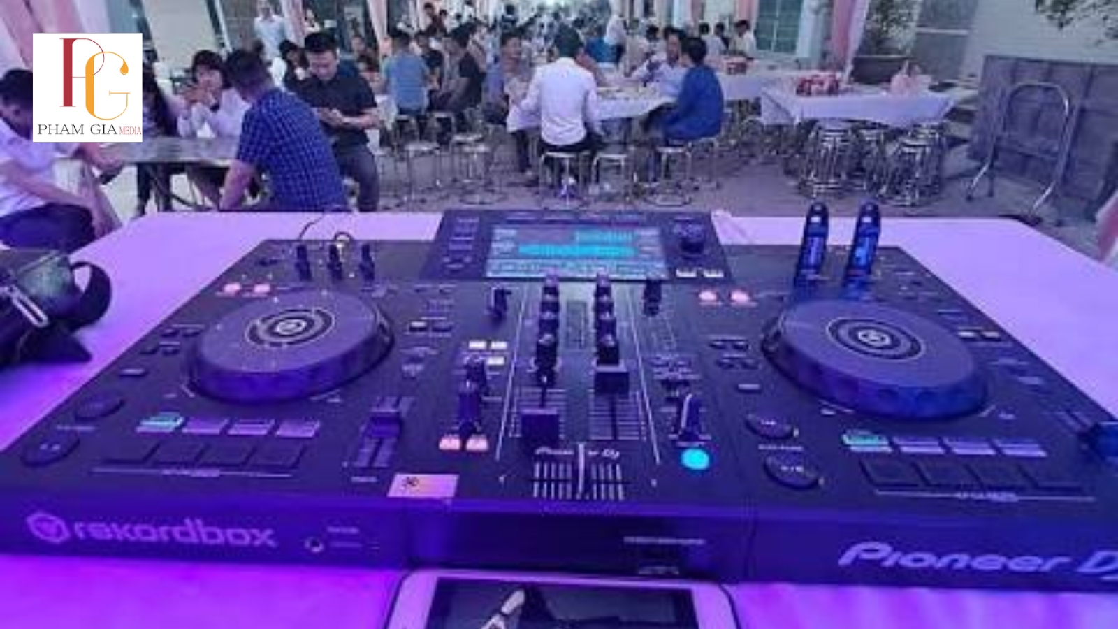Thuê DJ đám cưới giá rẻ: Cách chọn DJ phù hợp ngân sách